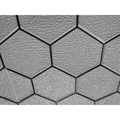 Austin biely hexagónový (včelí plást) 3D nástenný panel (67 cm x 67 cm) – samolepiaci